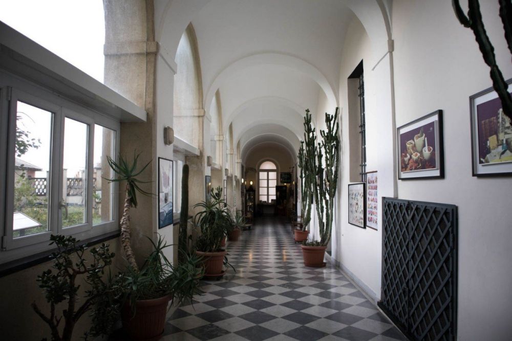 Corridoio che conduce all'Antica Farmacia Sant'Anna dei Frati Carmelitani Scalzi di Genova