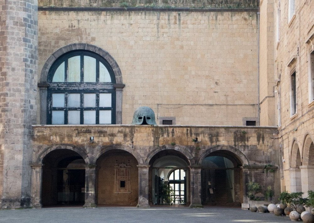 Interno del cortile di Castel Nuovo Maschio Angioino a Napoli