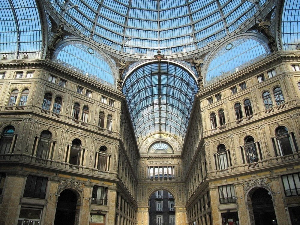 La cupola in ferro e vetro della Galleria Umberto I di Napoli