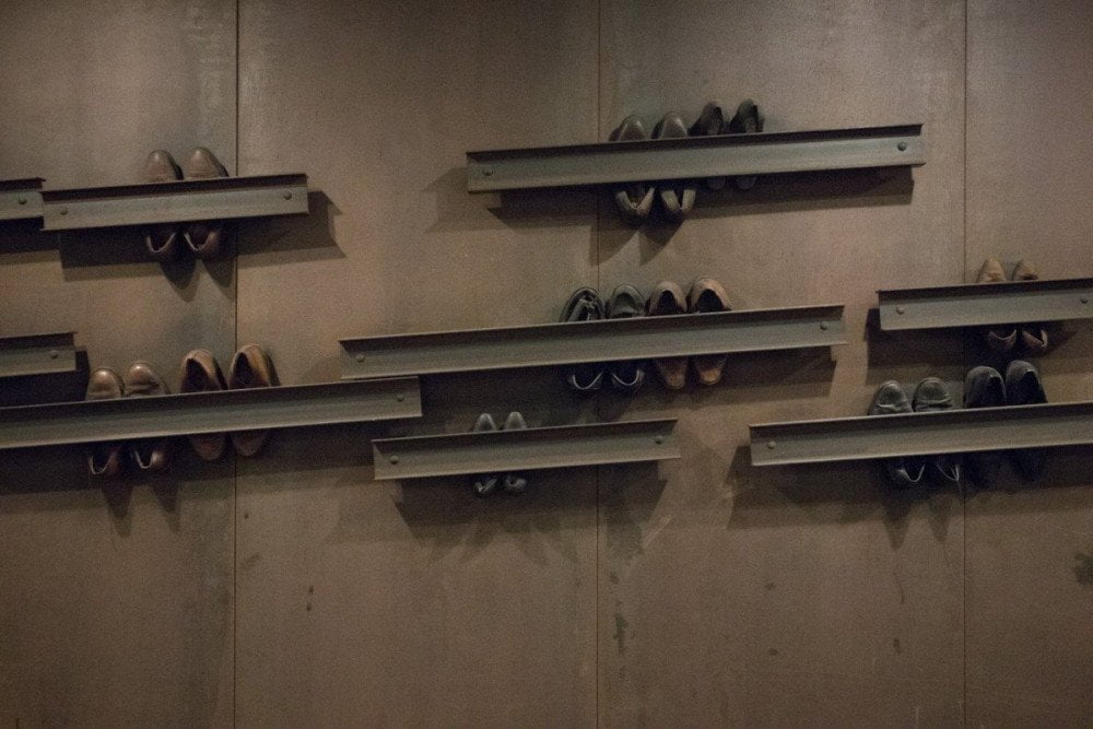 Scarpe schiacciate sui binari, opera di Jannis Kounellis, alla fermata Dante della metropolitana di Napoli