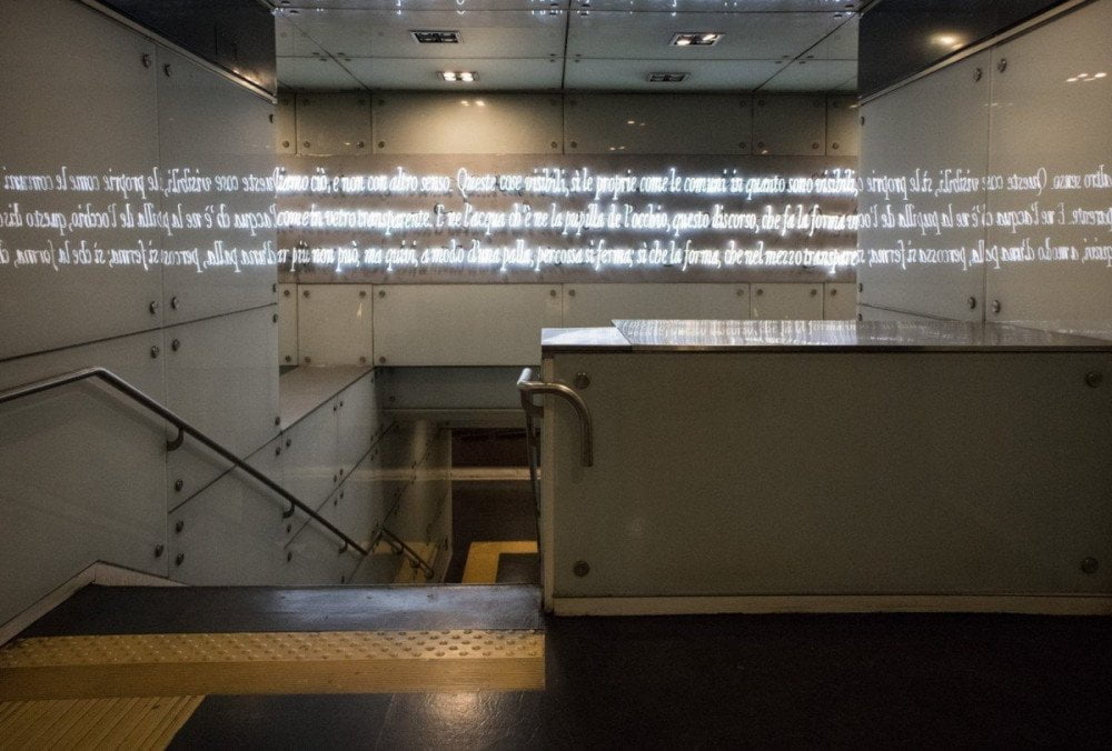 Passi di Dante scritti con il neon da Joseph Kosuth alla fermata Dante della metropolitana di Napoli