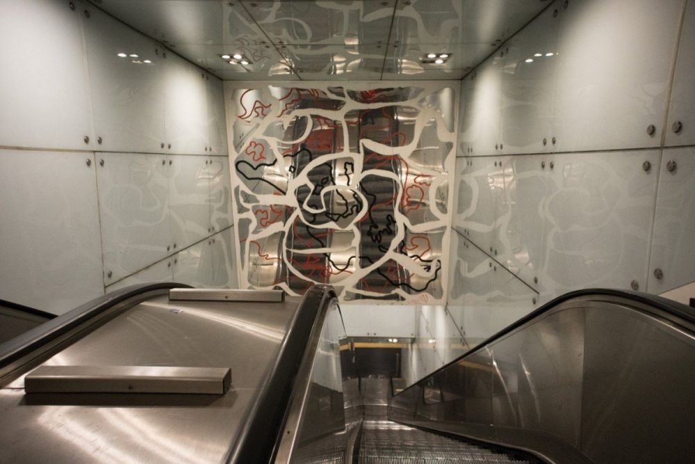 Specchio di Michelangelo Pistoletto che rappresenta le civiltà del Mediterraneo alla fermata Dante della metropolitana di Napoli