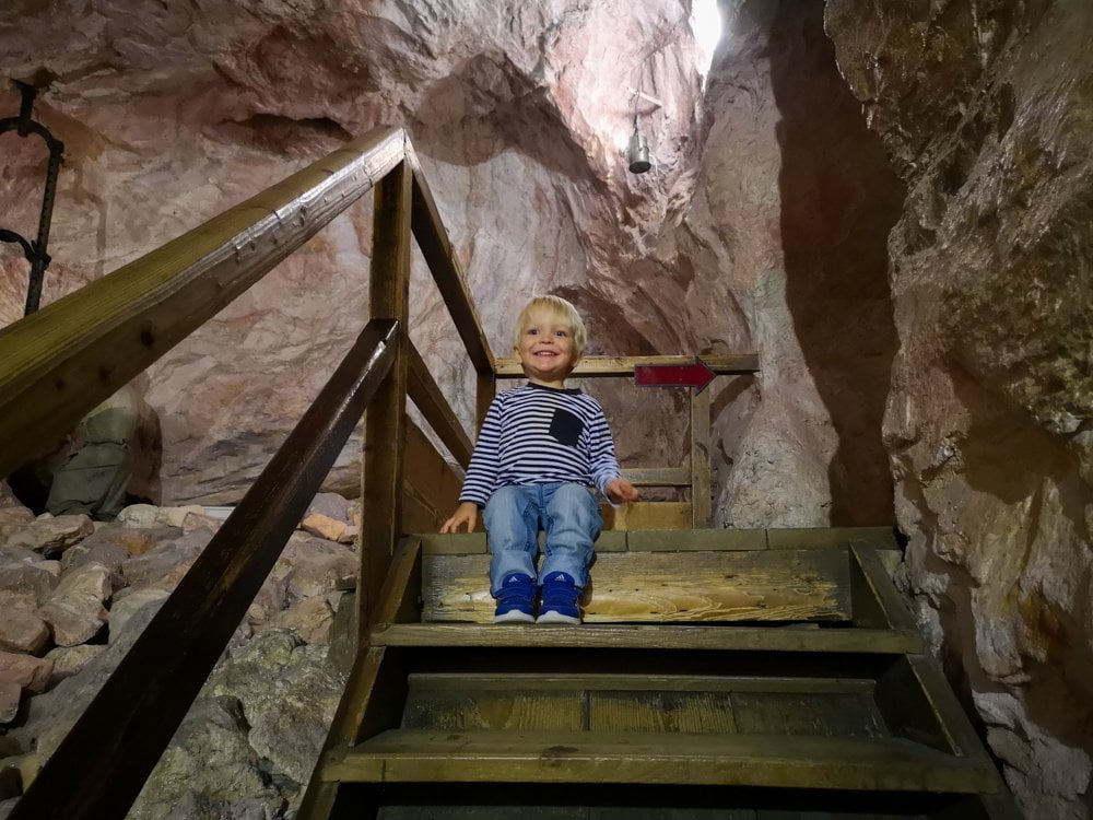 Figlio di Paola Bertoni sulle scale del percorso della miniera del Deutsches Museum di Monaco di Baviera