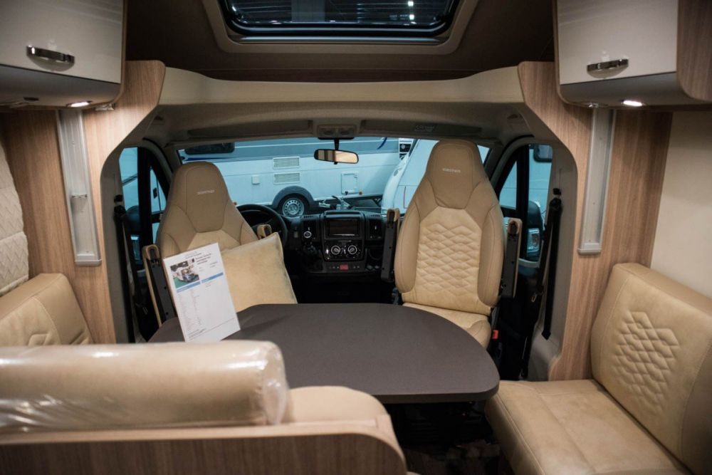 Area dinette in un modello di camper alla fiera A Tutto Camper 2019 a Torino
