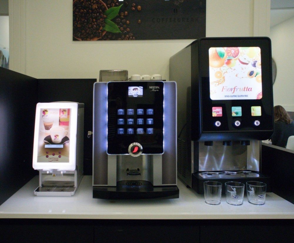 I distributori automatici di bevande nella sala della colazione all'hotel Palazzo Firenze di Napoli