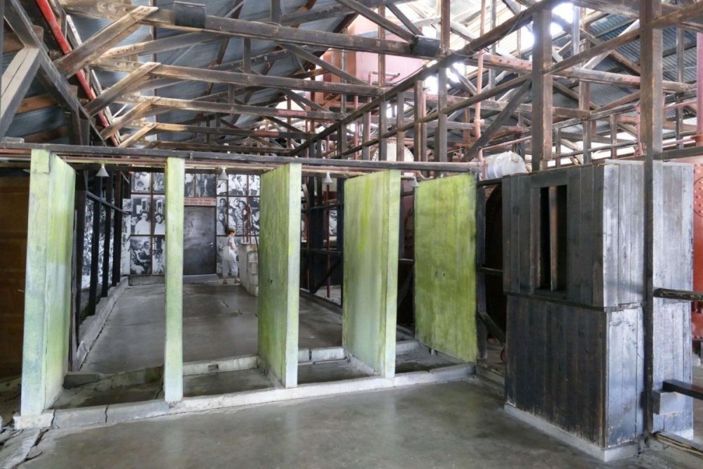 Le docce all'ingresso del Campo di Detenzione di Atlit, vicino a Haifa, Israele