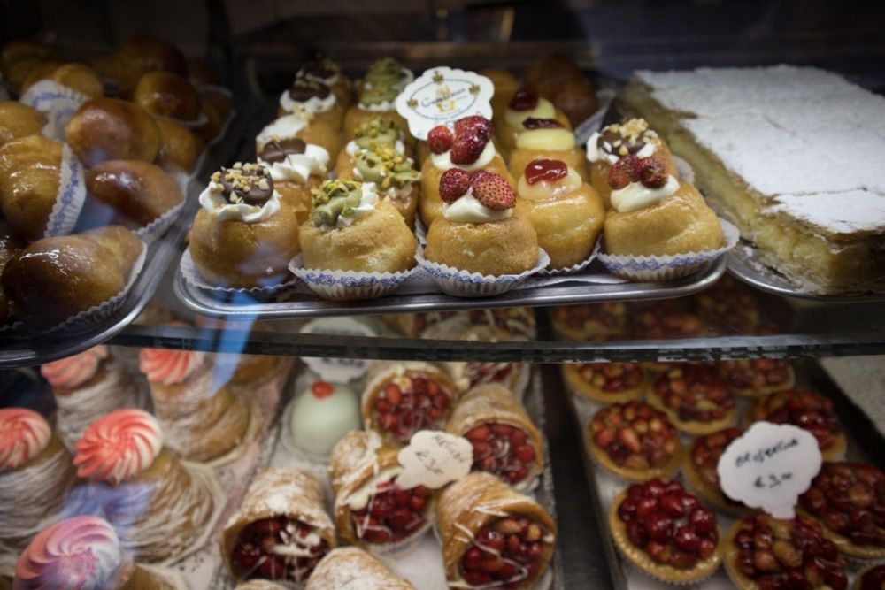 Pasticcini, mini babà, cannoli, mini babà con panna, diplomatici, sfogliatelle ricce e crostatine al Gran Caffè Gambrinus di Napoli