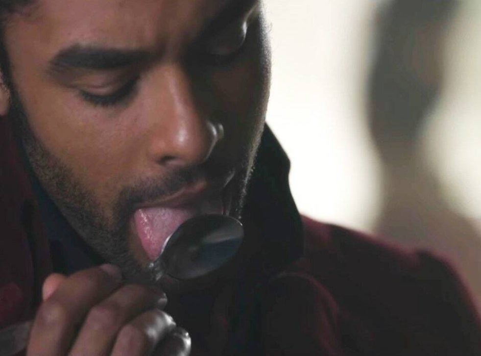 Il Duca di Hastings che lecca un cucchiaio sollevando fantasie sessuali nella sua fidanzata durante la prima stagione di Bridgerton di Netflix