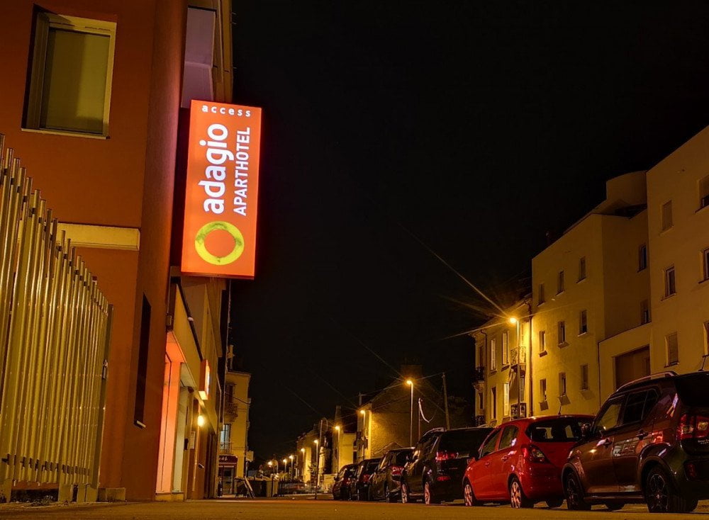 La via in cui si trova l'Aparthotel Adagio Dijon République con la fila di macchine parcheggiate
