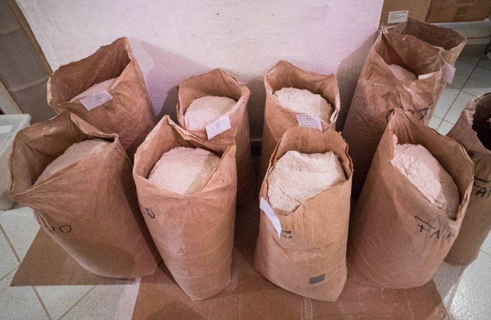 Farine integrali semintegrali macinate a pietra Dal Gran al Pan nel mulino dell'azienda agricola Pezzini di Sarnonico