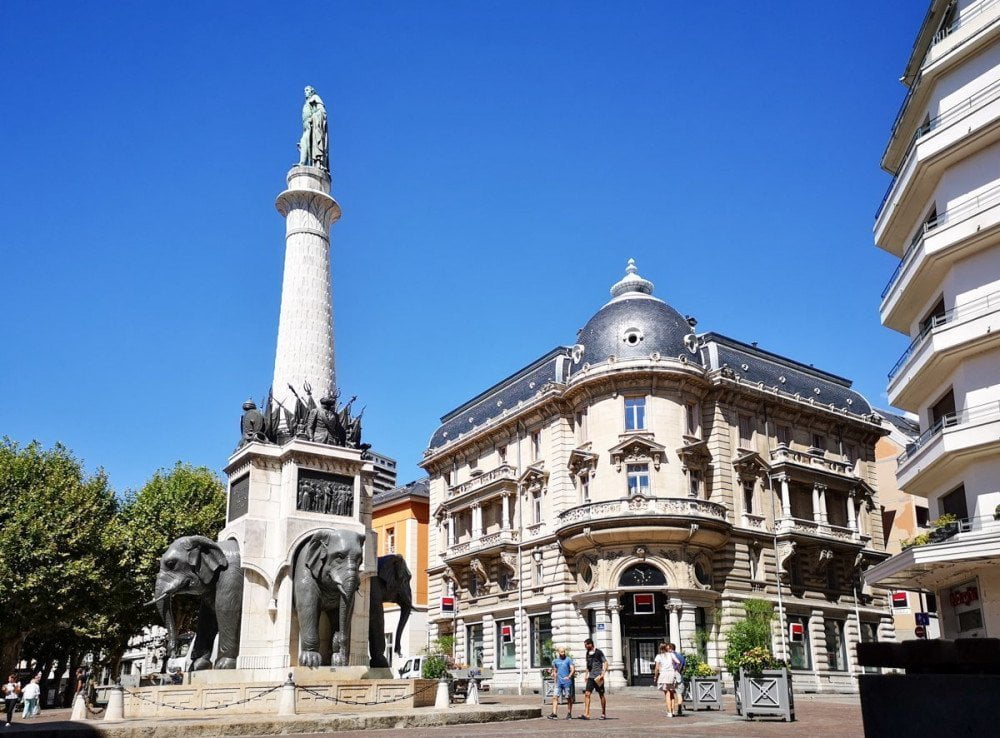 La piazza degli Elefanti di Chambery con la Fontana degli Elefanti al centro