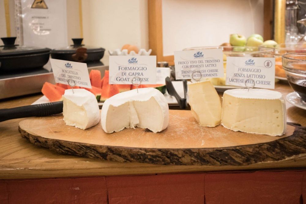Formaggi tipici trentini al buffet della colazione dell'Hotel America a Trento