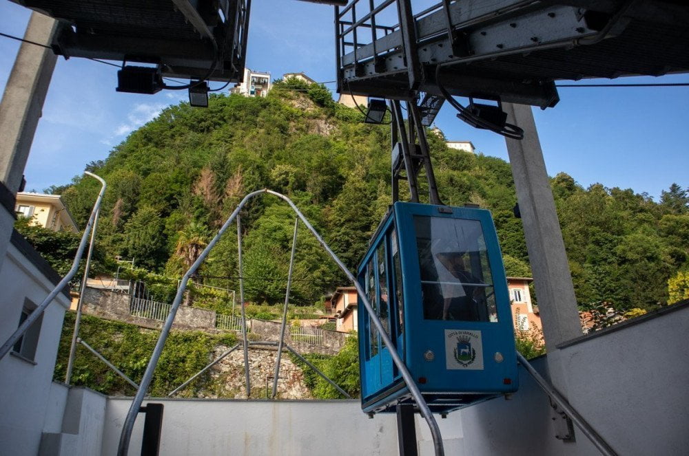 Panorama del Sacro Monte dalla stazione inferiore della funivia di Varallo con cabina in primo piano