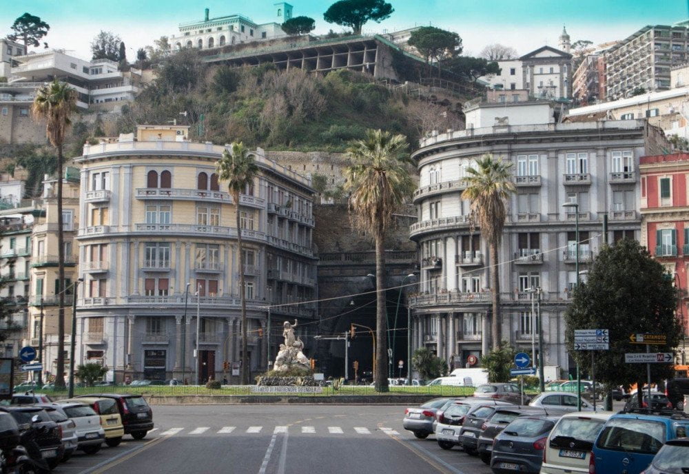 Piazza Sannazaro con la galleria Laziale e la statua della sirena Partenope