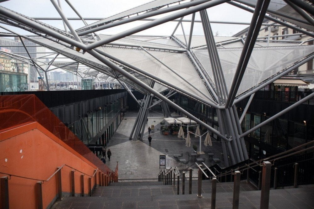 La struttura esterna di Dominique Perrault della fermata Garibaldi della metropolitana di Napoli