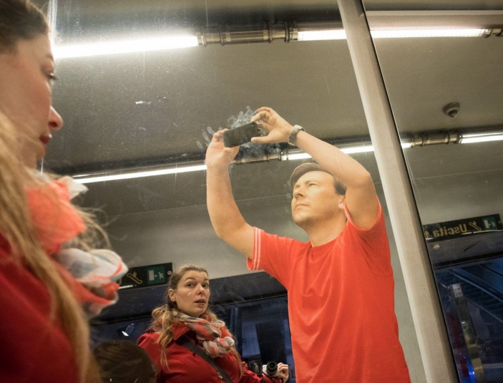 Paola Bertoni nell'installazione di Michelangelo Pistoletto nella fermata Garibaldi della metropolitana di Napoli