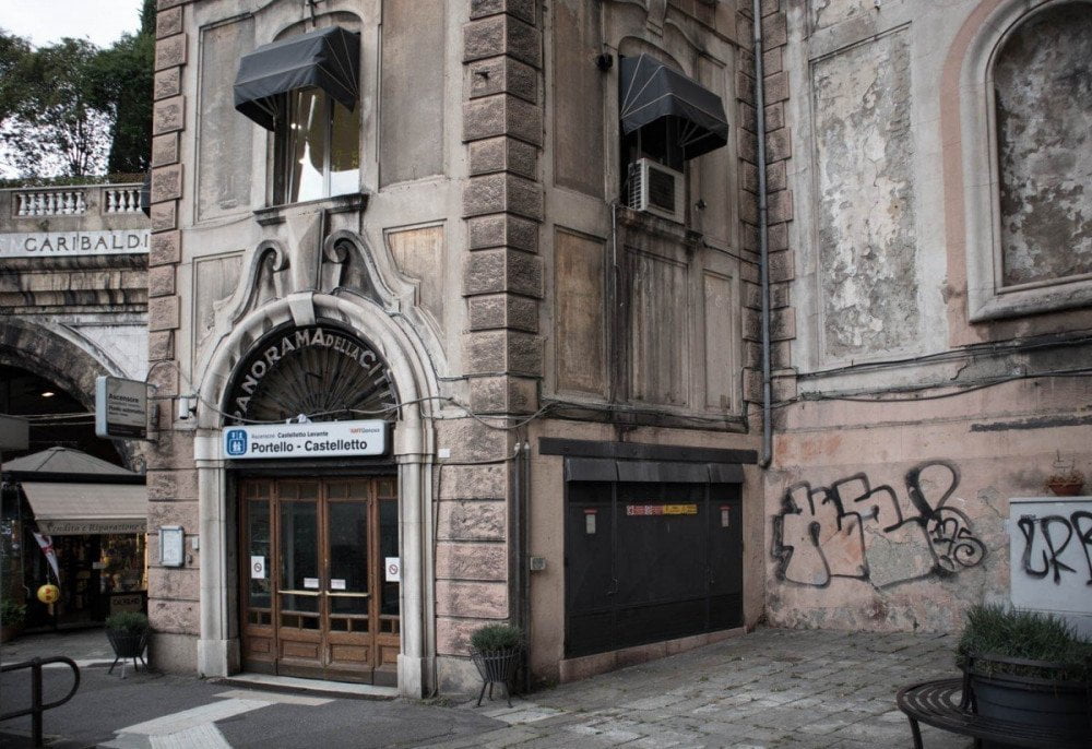 Ingresso della fermata inferiore dell'ascensore di Castelletto Levante a Genova