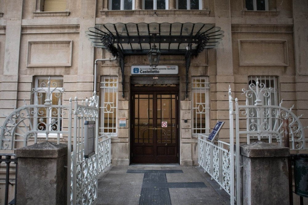 Ingresso della fermata superiore dell'ascensore di Castelletto Levante a Genova