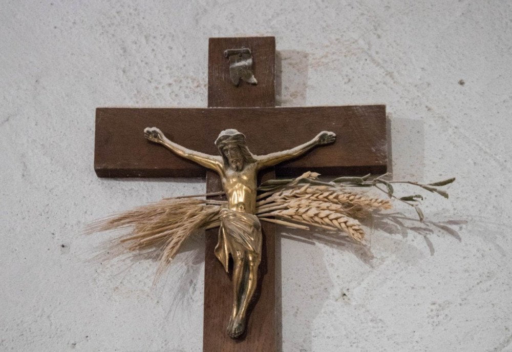 Crocifisso con spighe di grano nella sede dell'azienda agricola Pezzini di Sarnonico