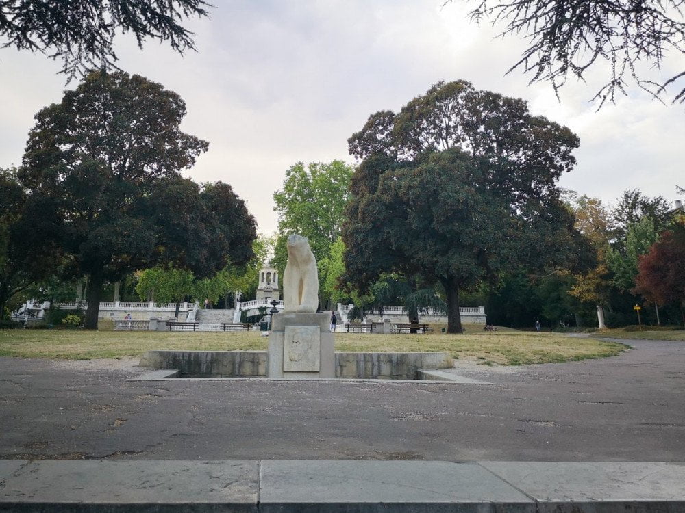 La scultura a forma di orso dedicata a François Pompon al Jardin Darcy di Digione