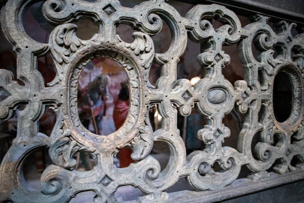 Statue e affreschi delle cappelle del Sacro Monte di Varallo visibili dalle grate imposte da San Carlo Borromeo