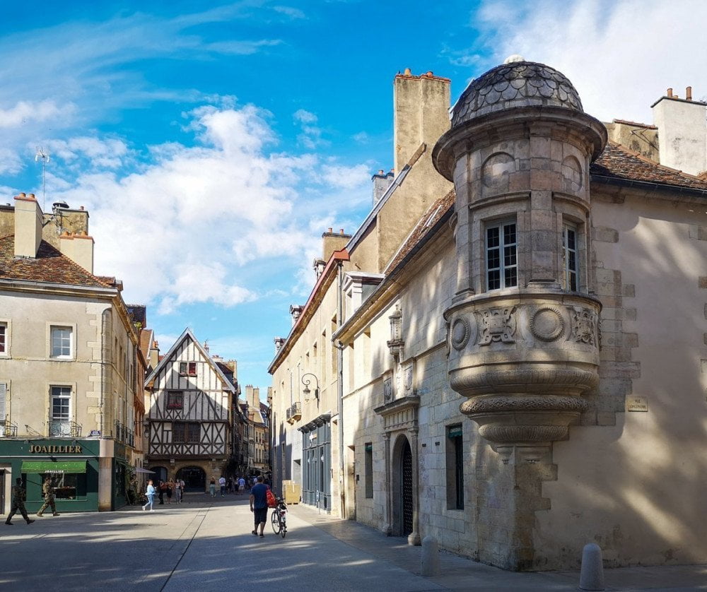 Una guardiola decorativa lungo il Percorso della Civetta di Digione