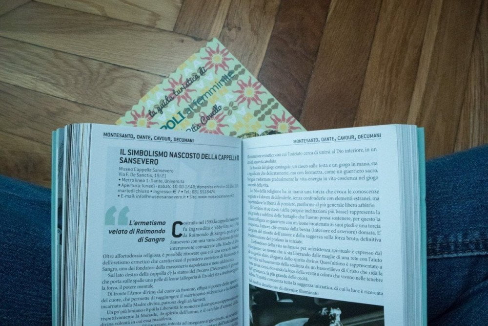 La guida turistica Napoli insolita e segreta di Edizioni Jonglez aperta alla pagina della Cappella Sansevero e dietro la guida turistica Napoli al femminile di Morellini editore