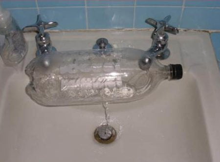 Lavandino con due rubinetti modificato con bottiglia di plastica