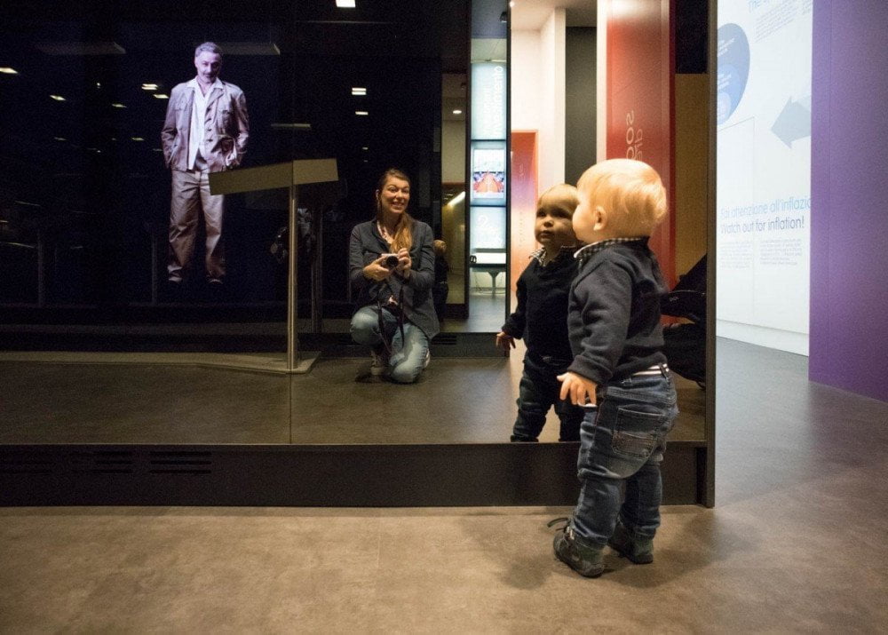 Paola Bertoni e figlio incontrano Hemingway nello spazio Raccontare del Museo del Risparmio di Torino