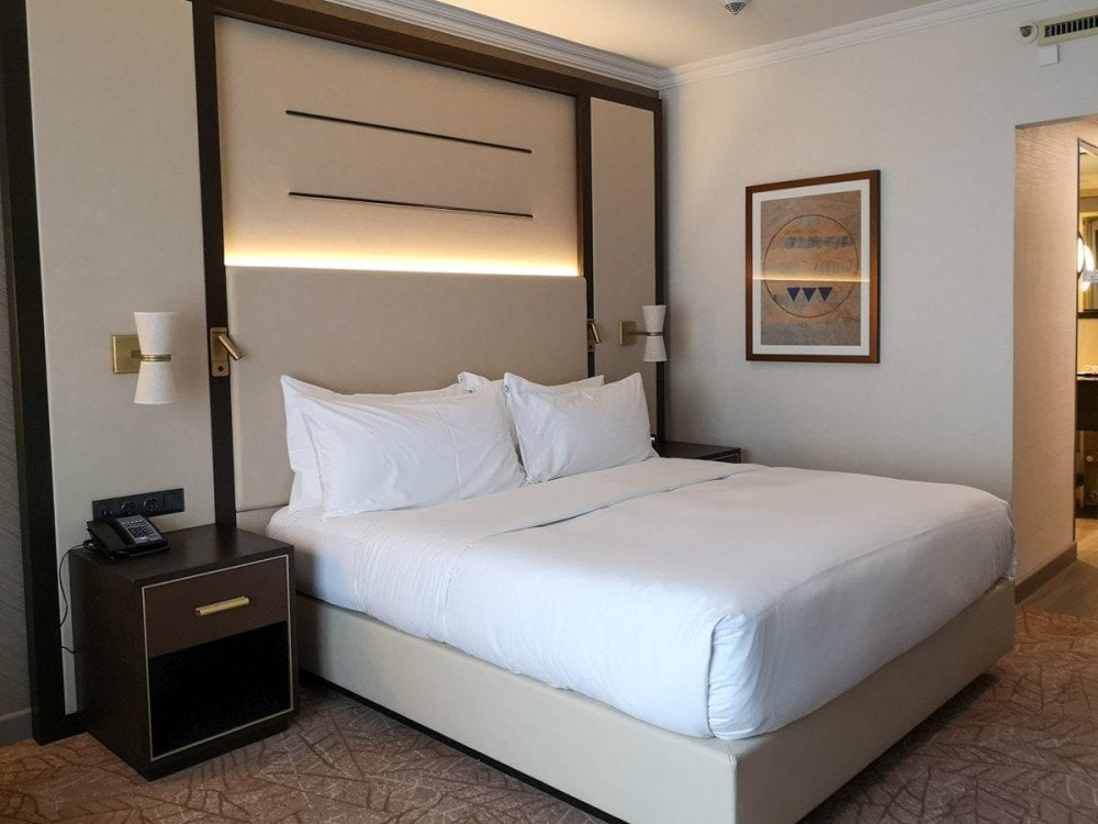 Letto nella camera doppia all'hotel Hilton Munich City di Monaco di Baviera