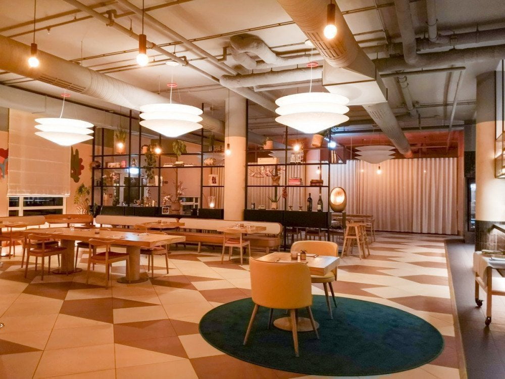 Sala e tavoli del ristorante Mona dell'Hilton di Monaco di Baviera