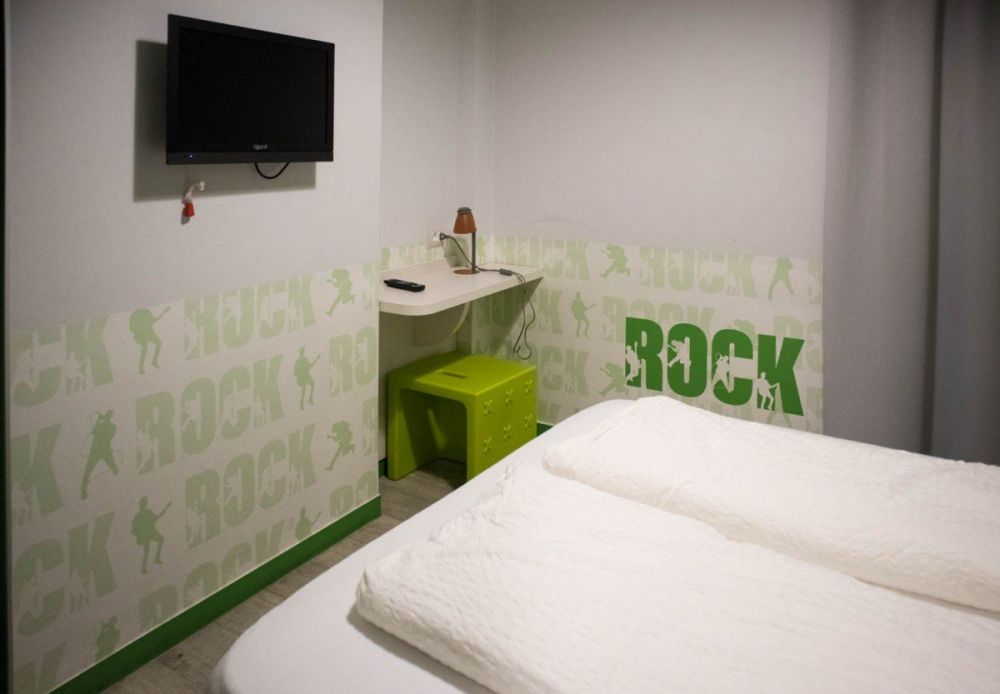 Interno camera Rock dell'Hotel Nologo di Genova