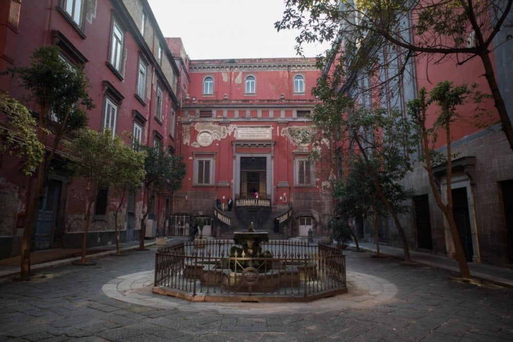 Cortile interno del complesso monumentale dell'Annunziata di Napoli