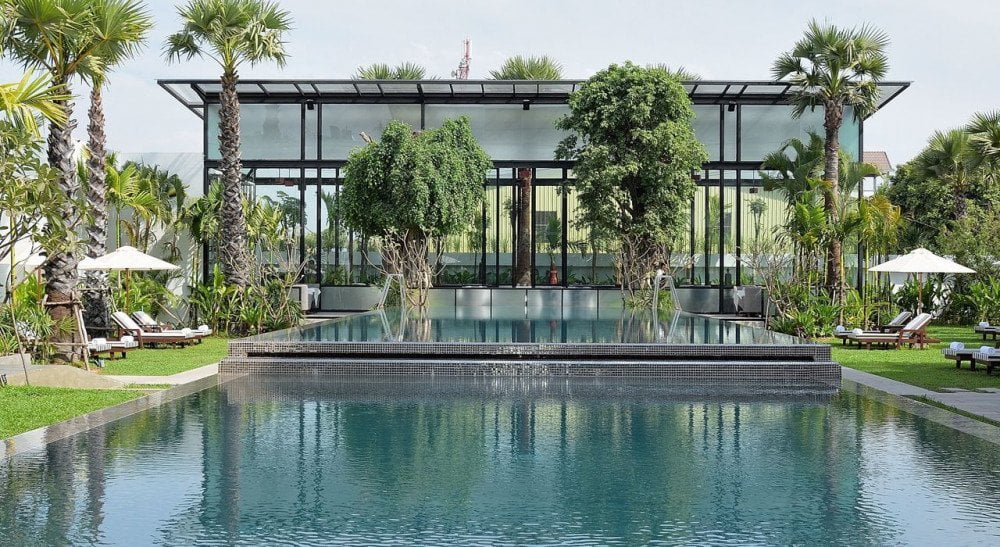 La lussureggiante piscina dello Jaya House River Park di Siem Reap, un hotel di lusso ecocompatibile