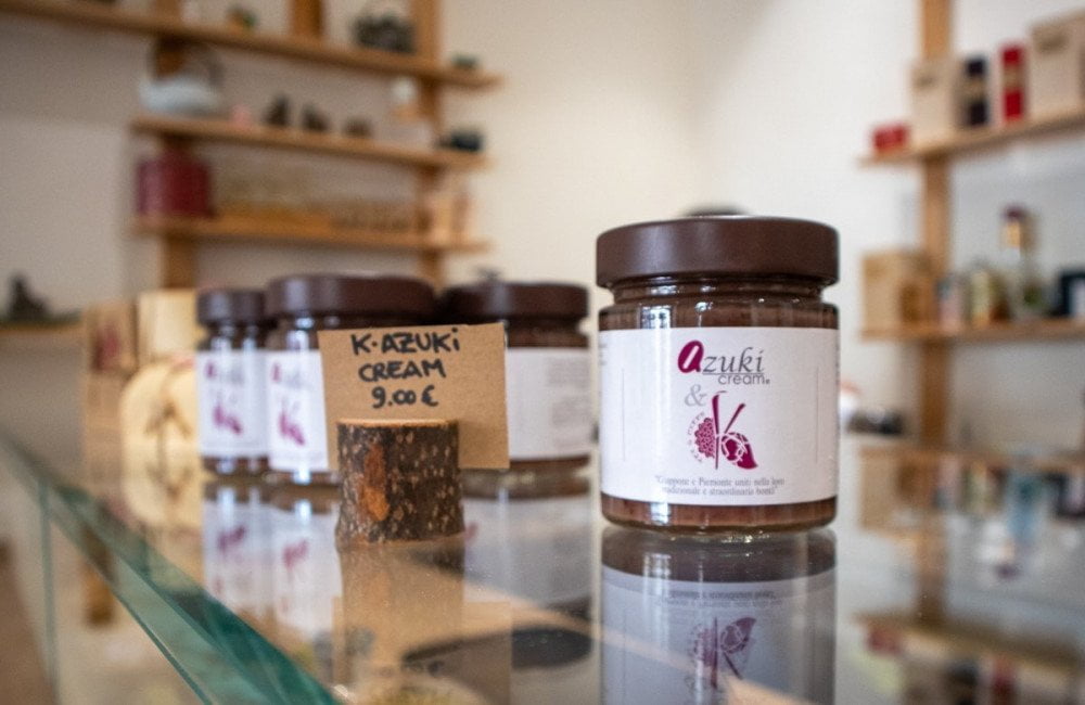 La crema di nocciole piemontesi Azuki Cream preparata secondo il metodo giapponese e utilizzata da Kintsugi tea & cakes nei suoi dolci