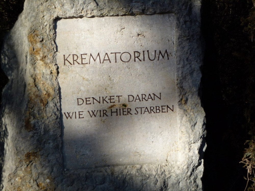 La lapide posta davanti all'area dei forni crematori del campo di concentramento di Dachau