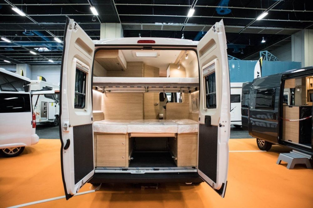 Letti a castello in un van camperizzato alla fiera A Tutto Camper 2019 a Torino