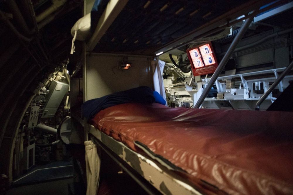 Posti letto nella camera di lancio vicino ai siluri nel sottomarino Nazario Sauro al Galata Museo del Mare di Genova
