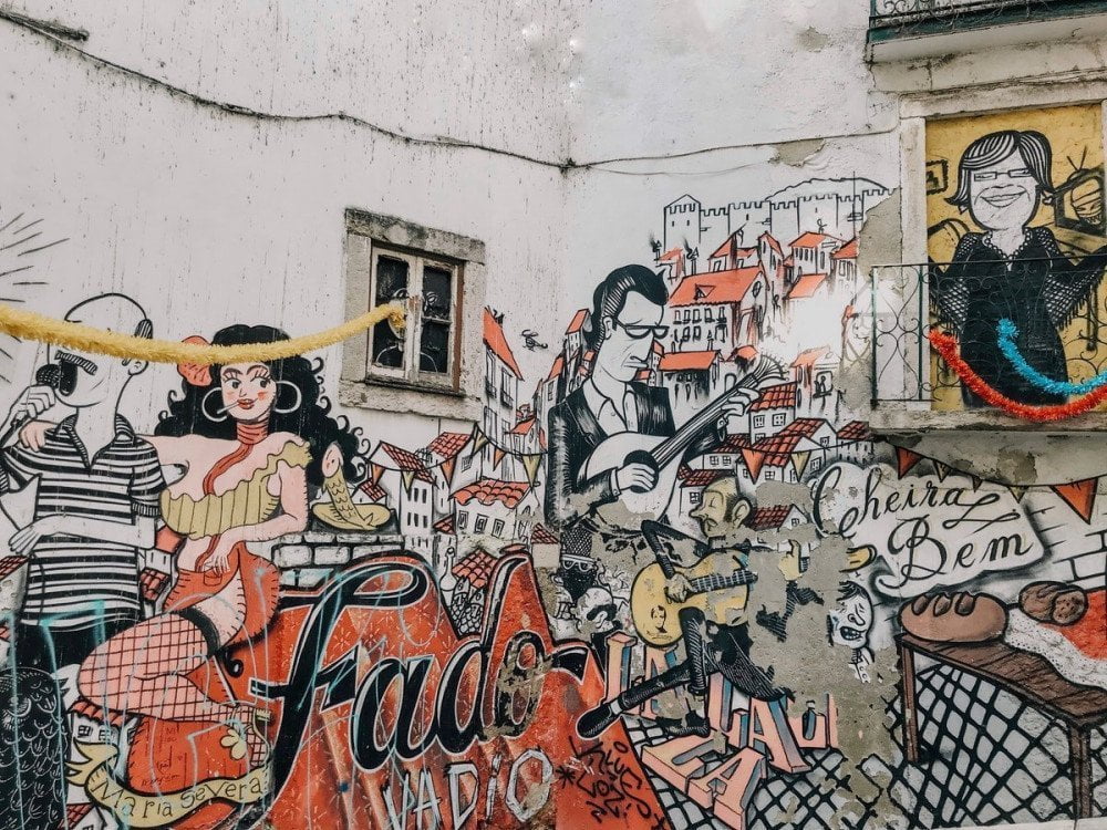 I murales sul fado a Lisbona che puoi vedere nei free walking tour, foto Tiff Ng