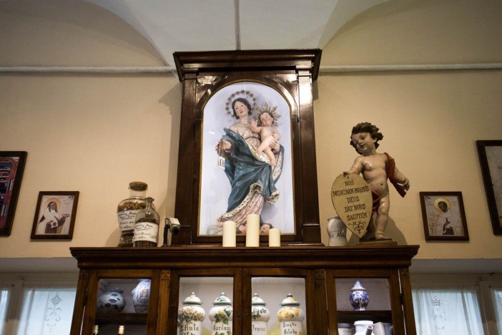 Una Madonna con bambino e il putto con il motto dell'Antica Farmacia Sant'Anna di Genova