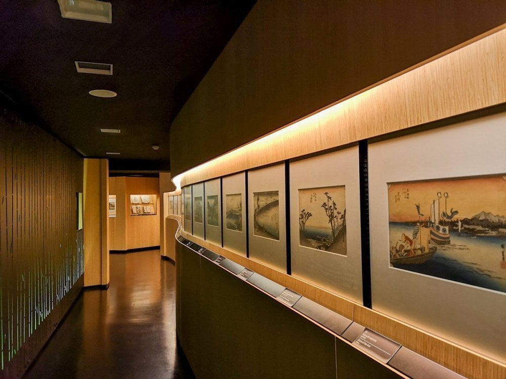 Corridoio del Museo d'Arte Orientale di Torino con esposizione di stampe giapponesi