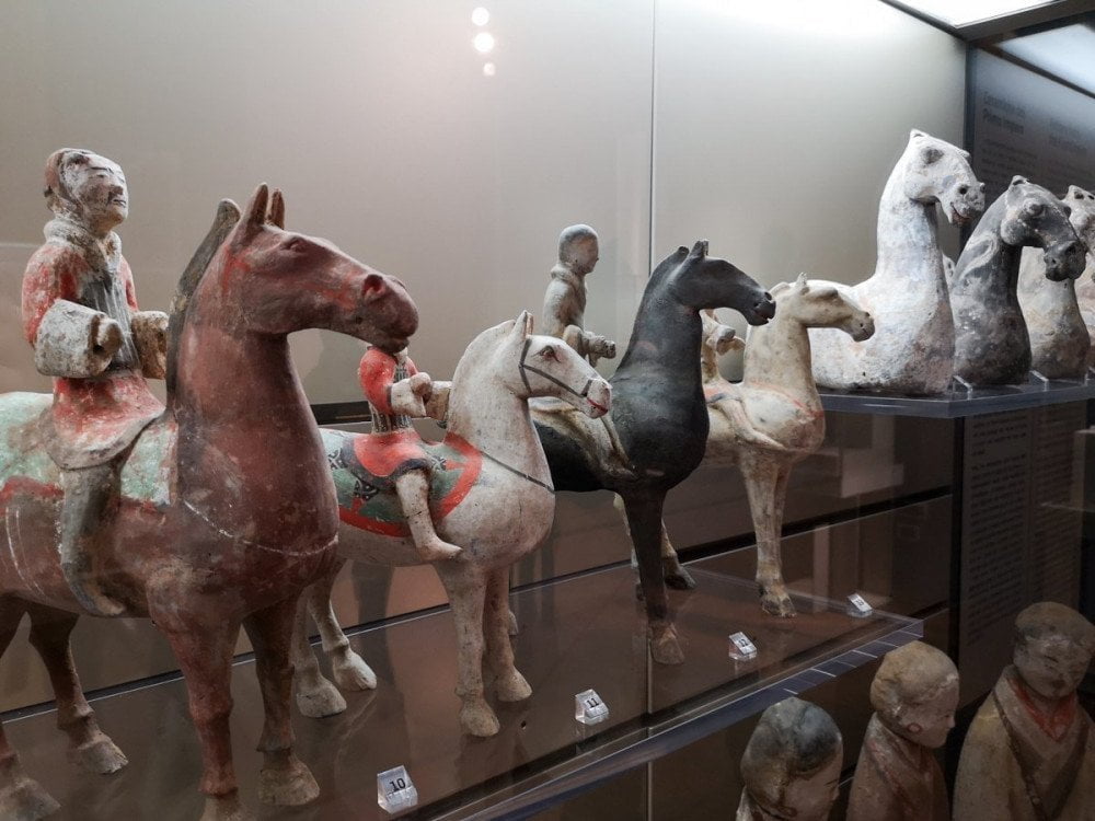 Statue di cavalli, parte di un corredo funerario cinese, esposte al MAO Museo d'Arte Orientale di Torino