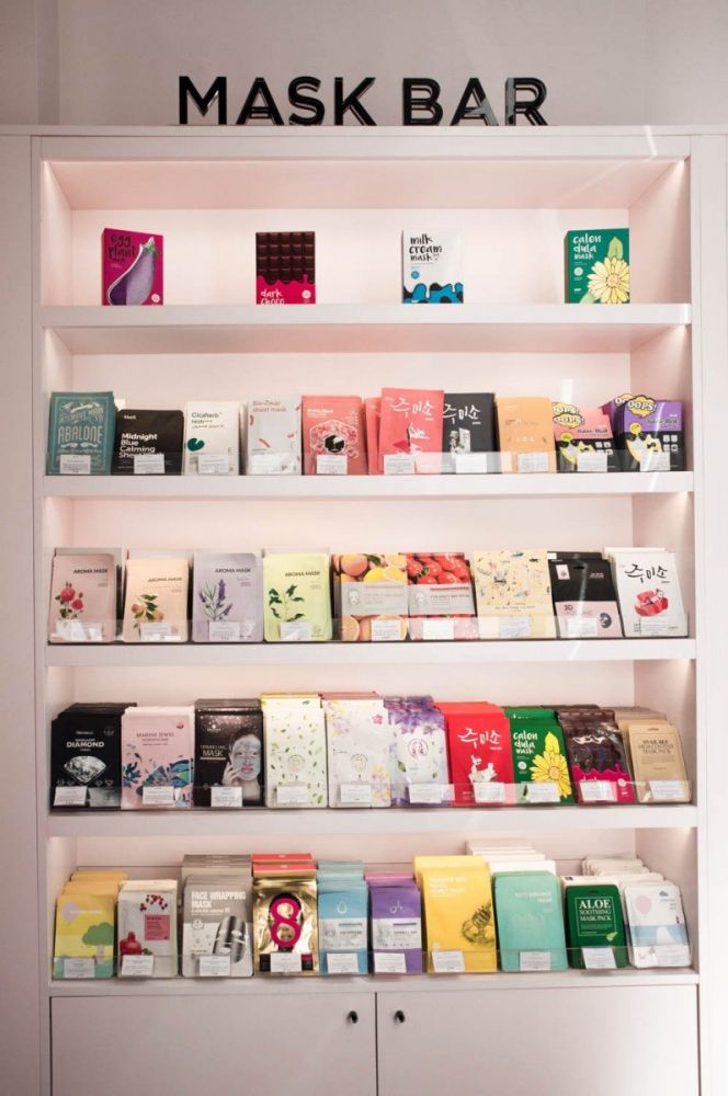 Mask bar delle maschere MiiN Korean cosmetics nel negozio monomarca a Milano