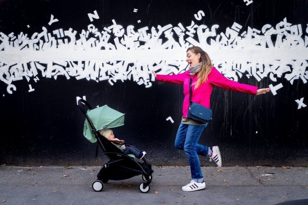Paola Bertoni davanti a un murales del MAU Museo d'Arte Urbana di Torino, foto Virginia Barinaga Ʌir Fotografía