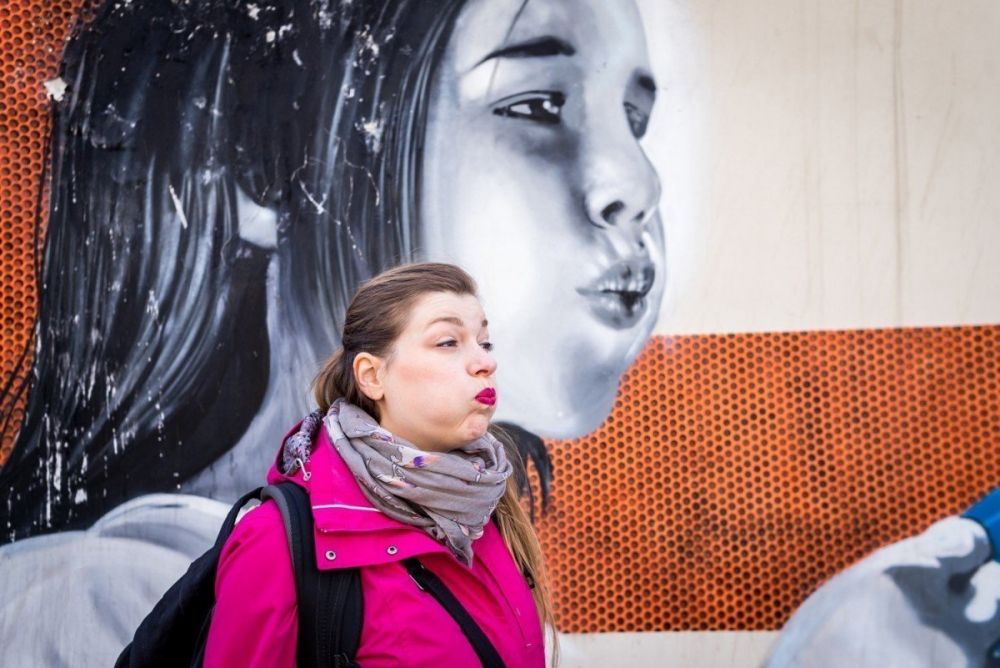 Paola Bertoni davanti a un murales del MAU Museo d'Arte Urbana di Torino, foto Virginia Barinaga Ʌir Fotografía