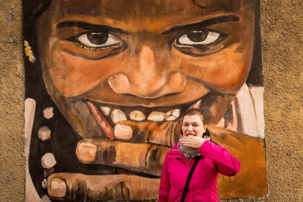 Paola Bertoni davanti a un murales del MAU Museo d'Arte Urbana di Torino, foto Virginia Barinaga Ʌir Fotografía