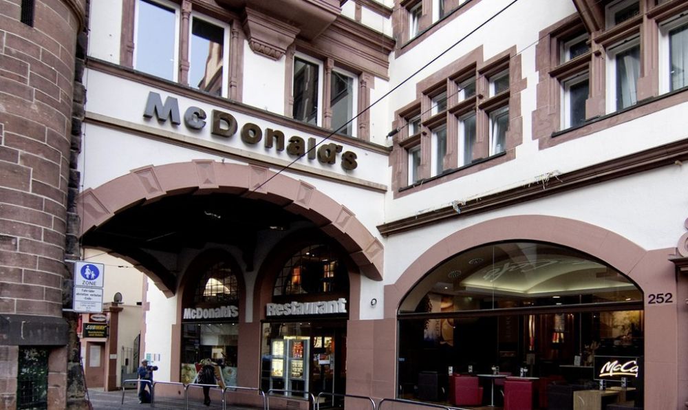 L'insegna del McDonald's di Friburgo in Brisgovia