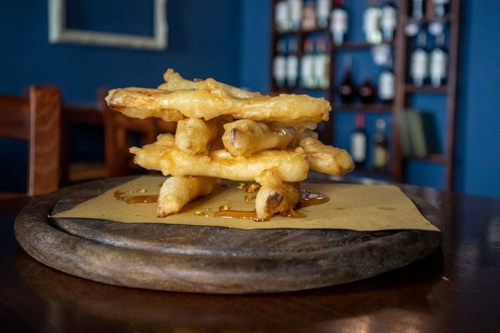 Melanzane fritte ricoperte di miele al ristorante argentino Milanga di Torino