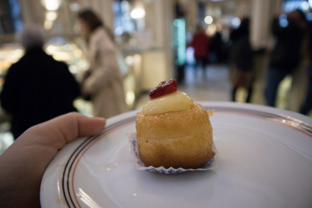 Mini babà con crema in un piatto al Gran Caffè Gambrinus di Napoli