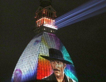 Mole Antonelliana illuminata con i volti di attori